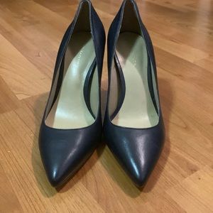 Ann Taylor size 5M navy blue pumps